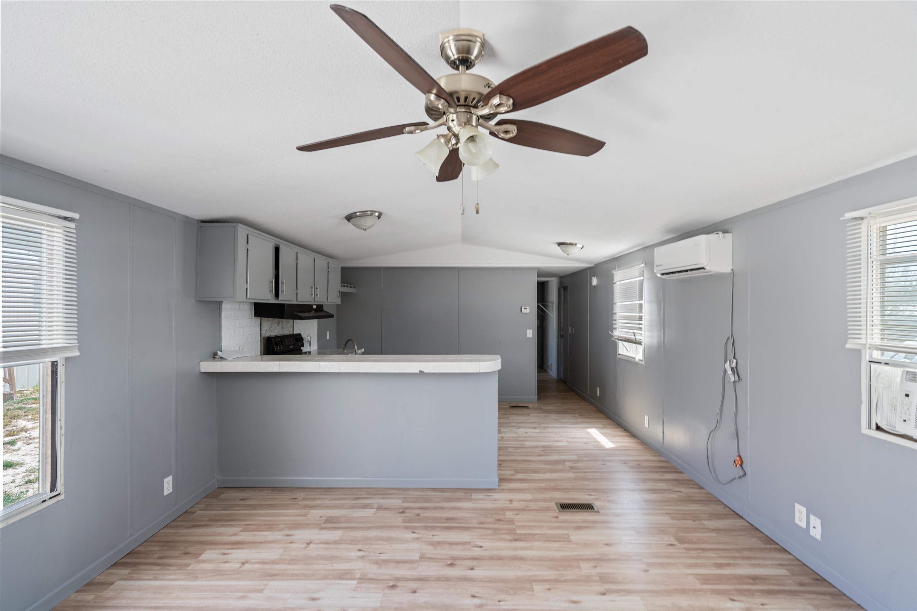 Image 5 of 14 For 917 De La Rosa E