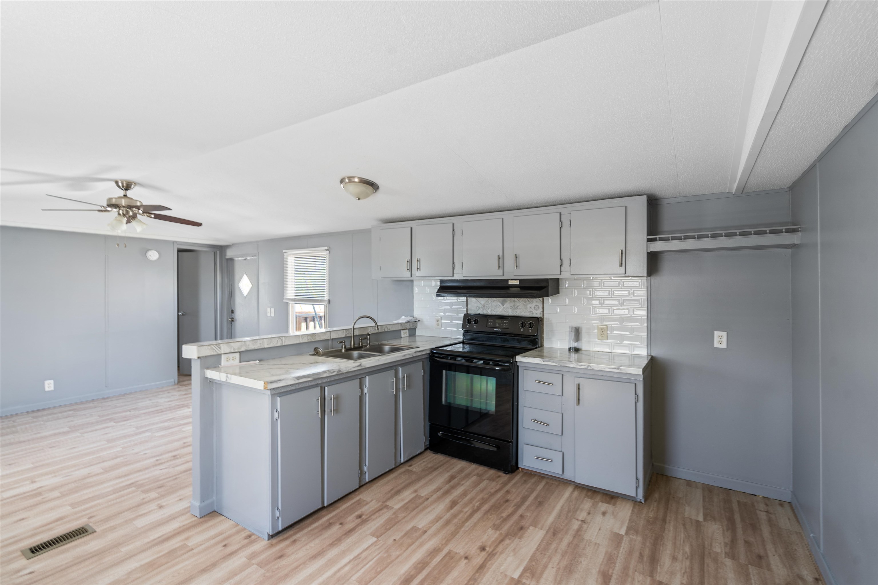 Image 7 of 14 For 917 De La Rosa E