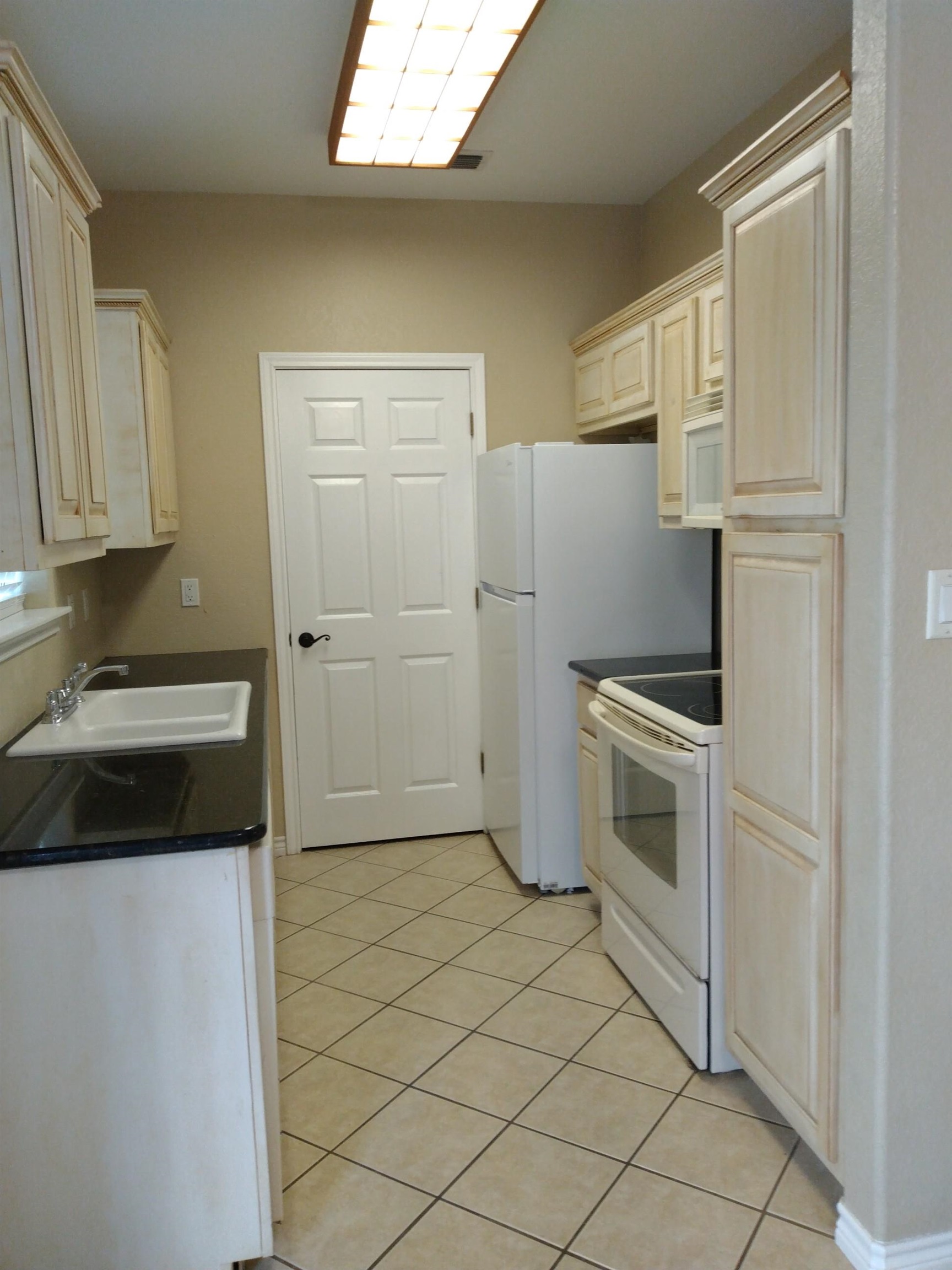 Image 5 of 17 For 603 8th - Unit D E