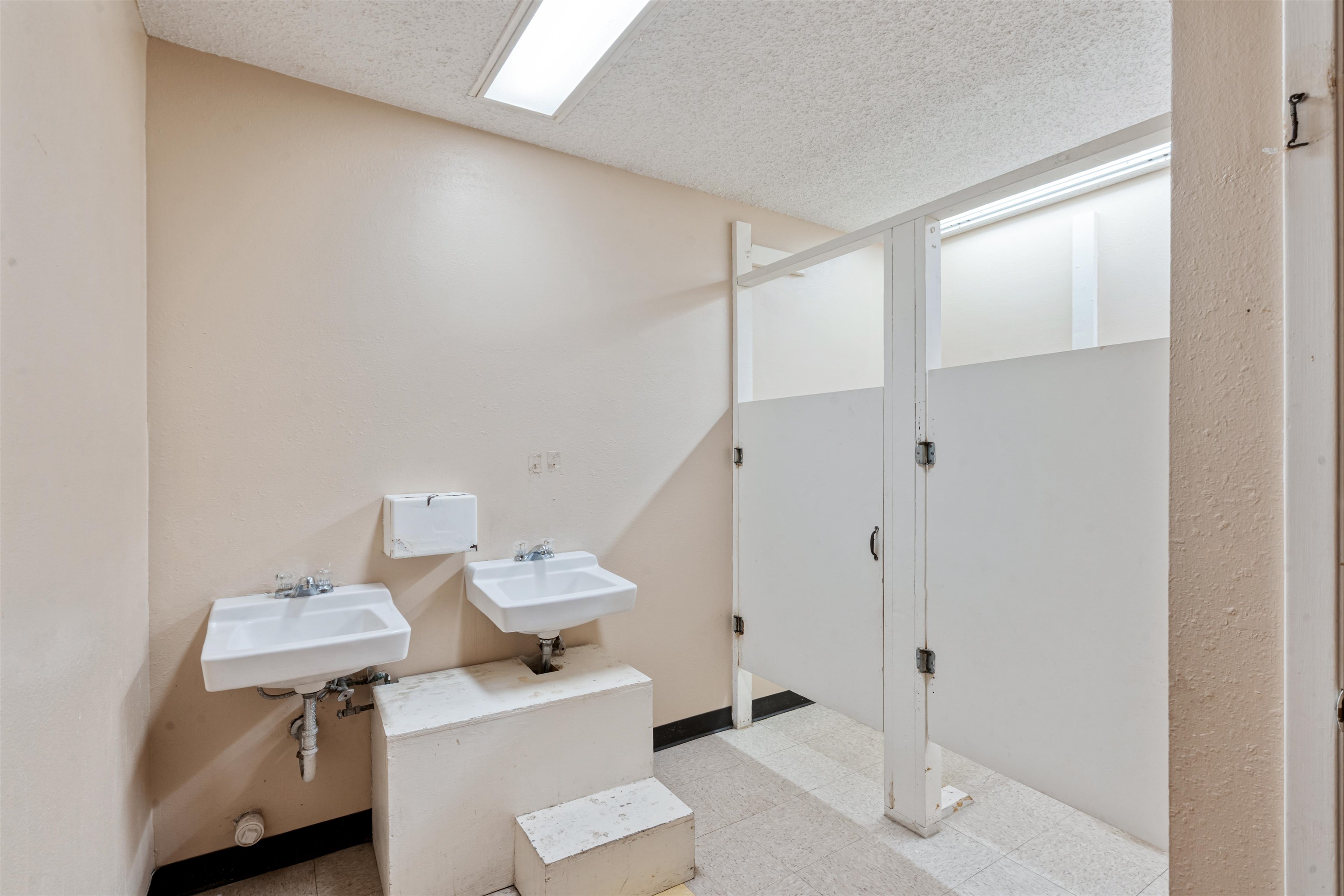 Image 38 of 48 For 3603 Veterans