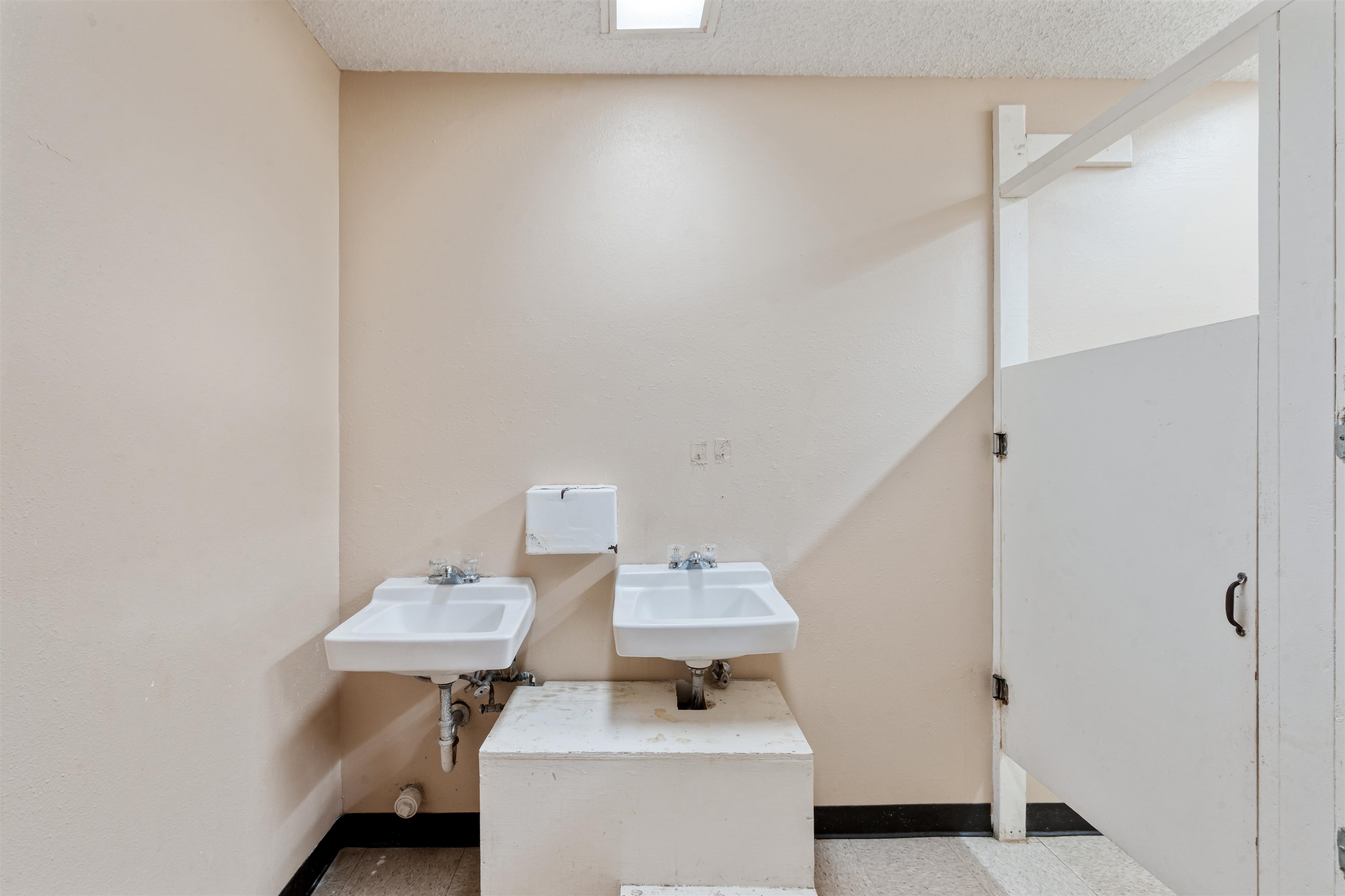 Image 39 of 48 For 3603 Veterans