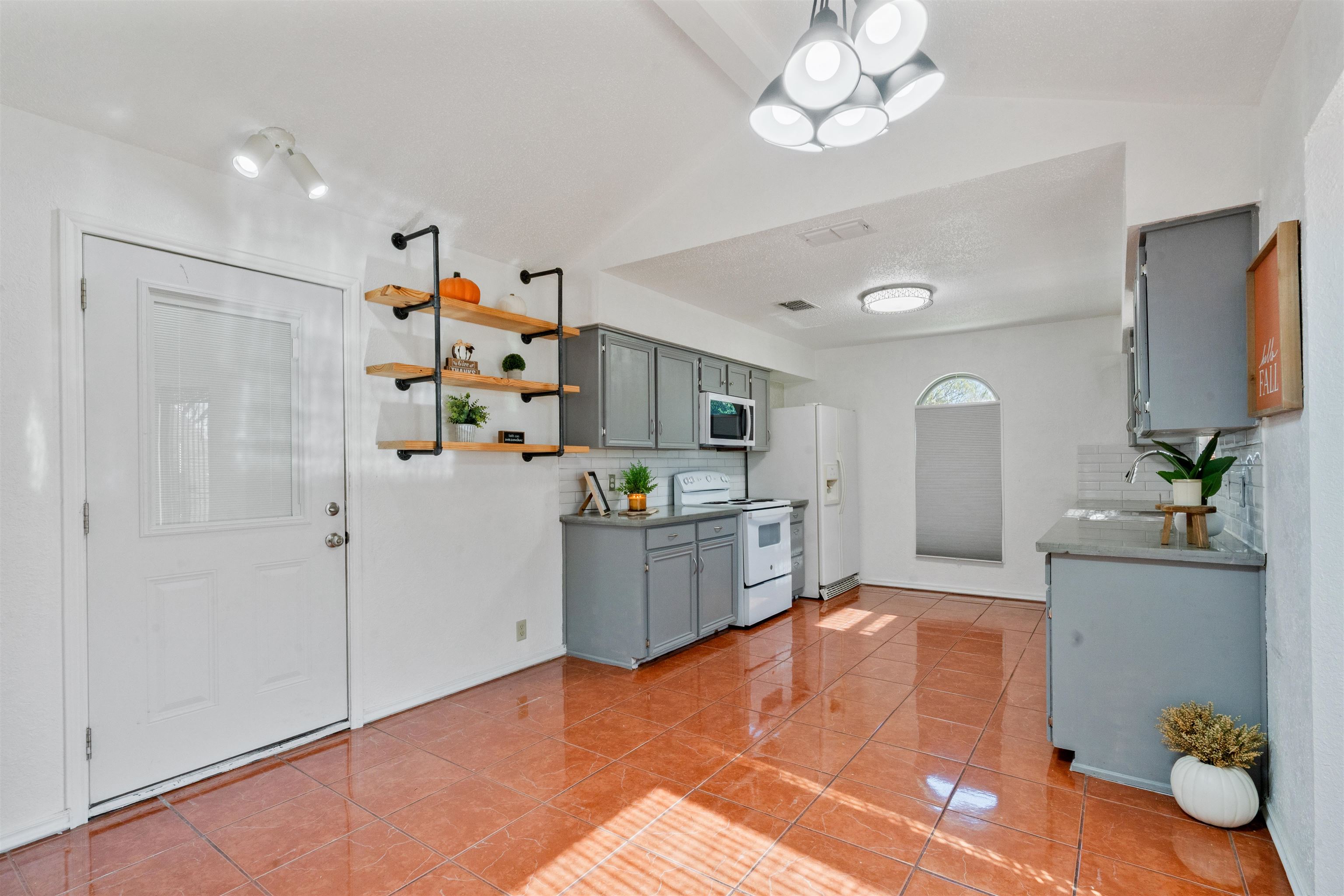 Image 10 of 37 For 1018 Fort Clark