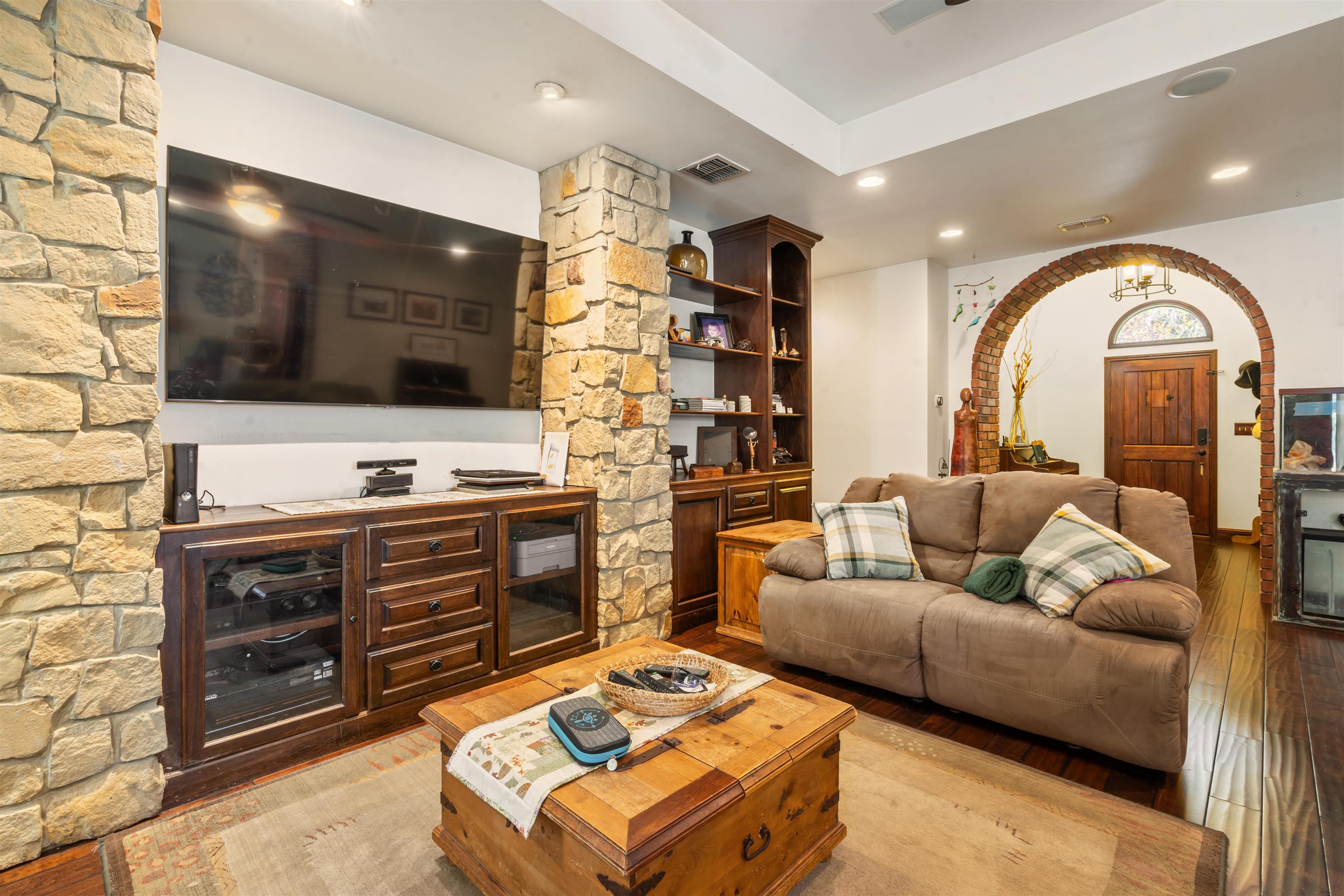 Image 11 of 42 For 121 Guyler  