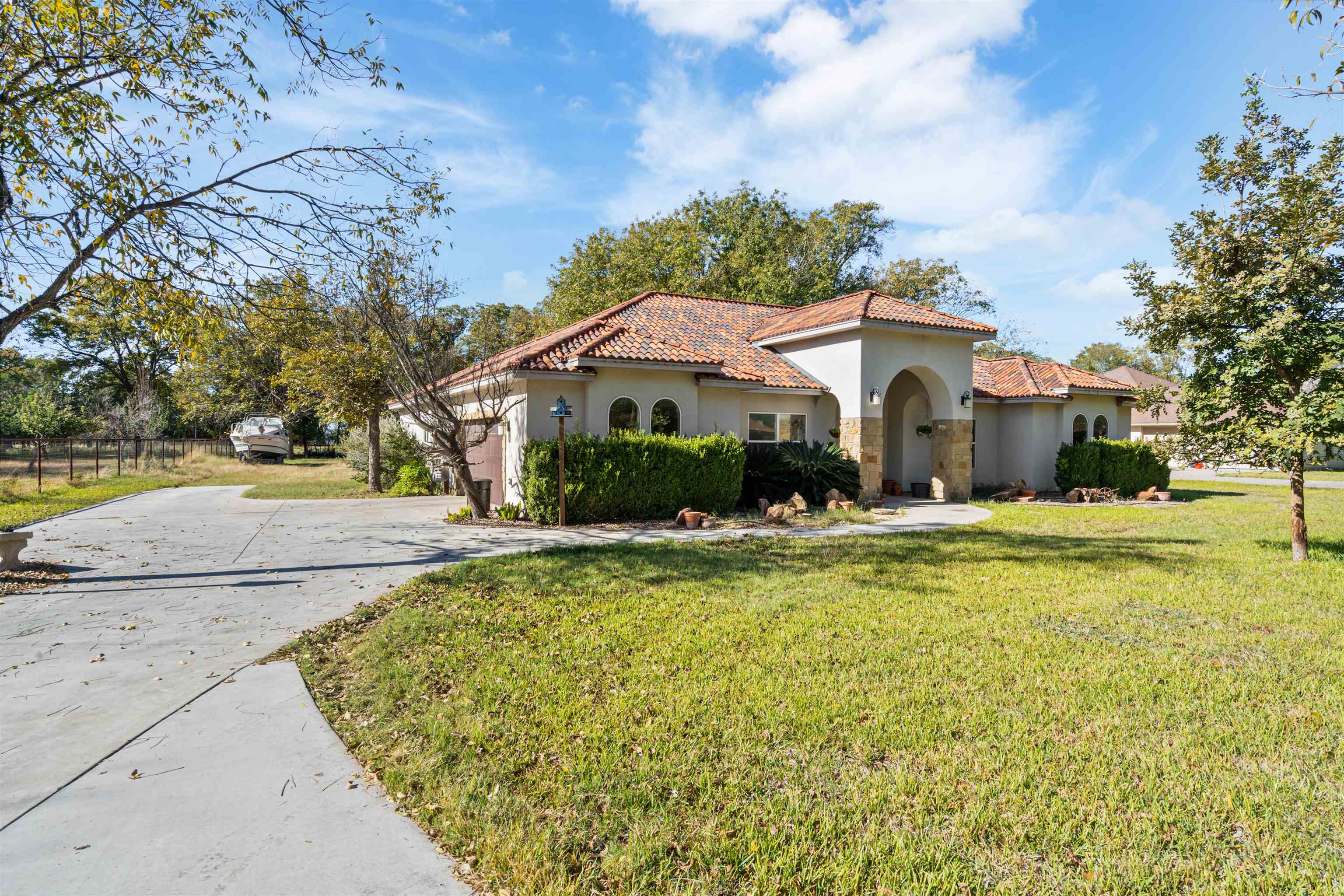 Image 2 of 42 For 121 Guyler  