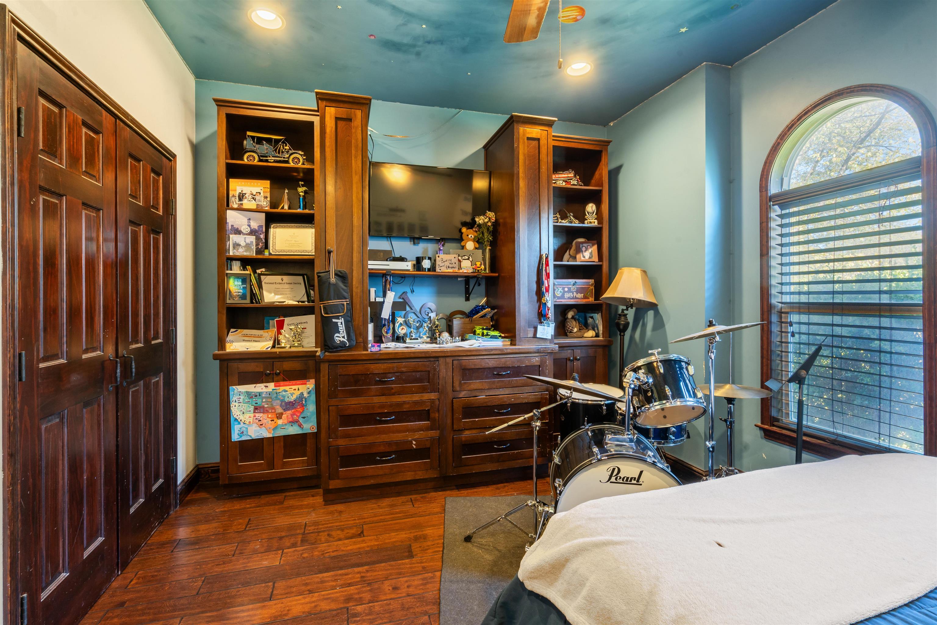 Image 31 of 42 For 121 Guyler  