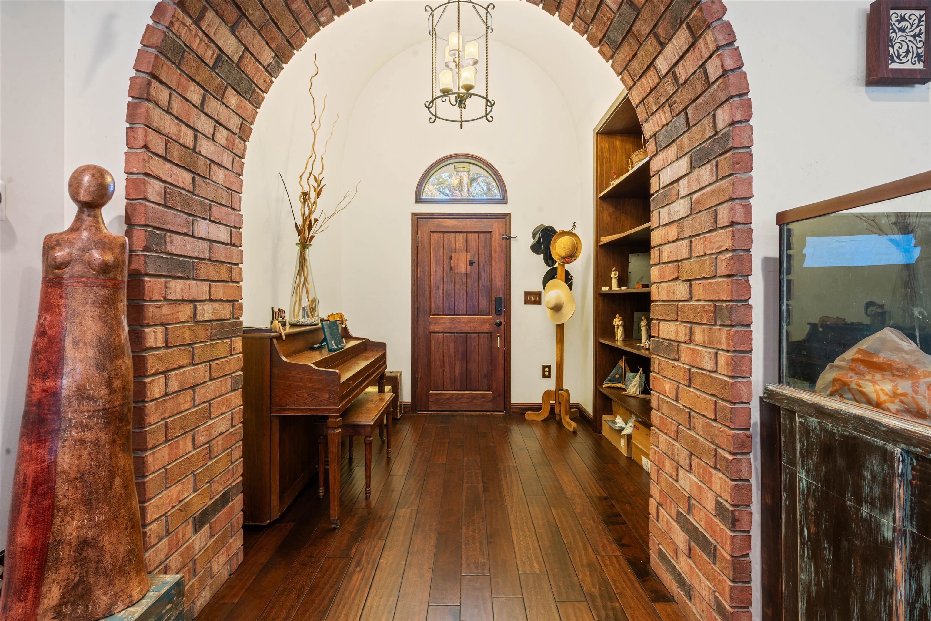 Image 6 of 42 For 121 Guyler  