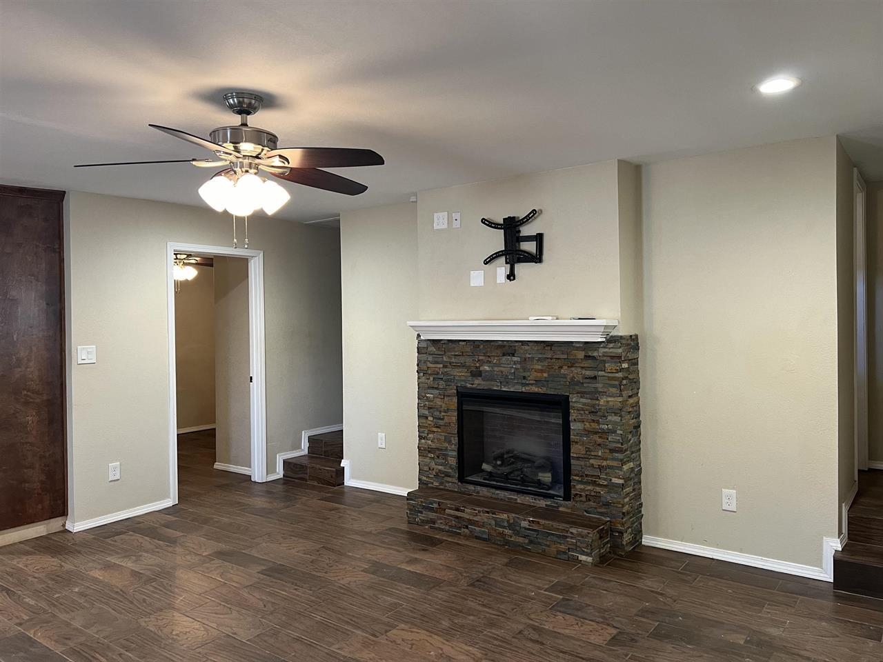 Image 4 of 11 For 208 Chapoy W