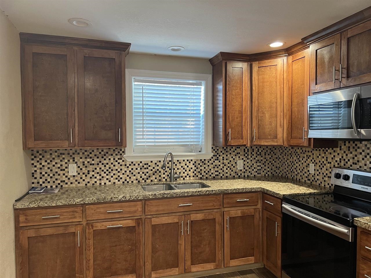 Image 7 of 11 For 208 Chapoy W