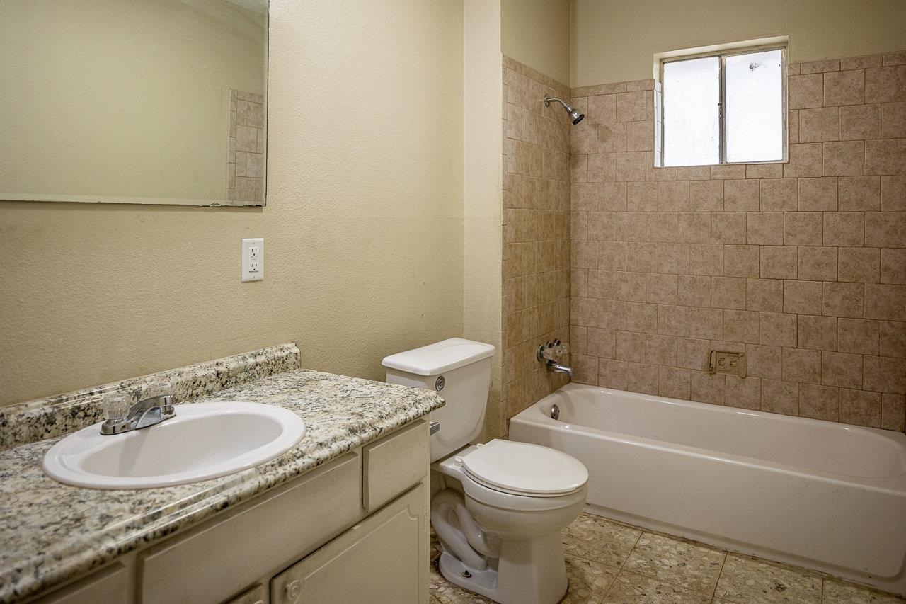 Image 11 of 13 For 706 10th W 