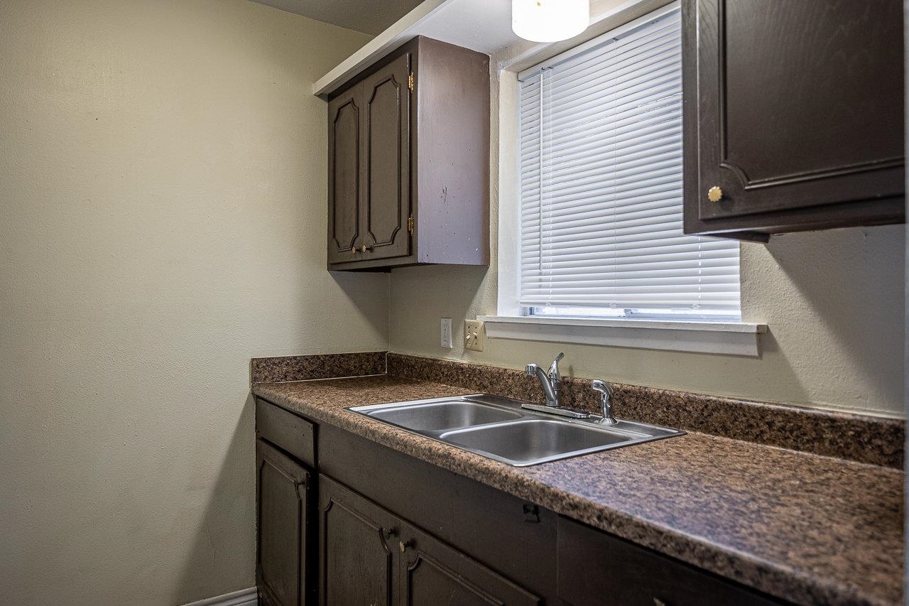 Image 9 of 13 For 706 10th W 