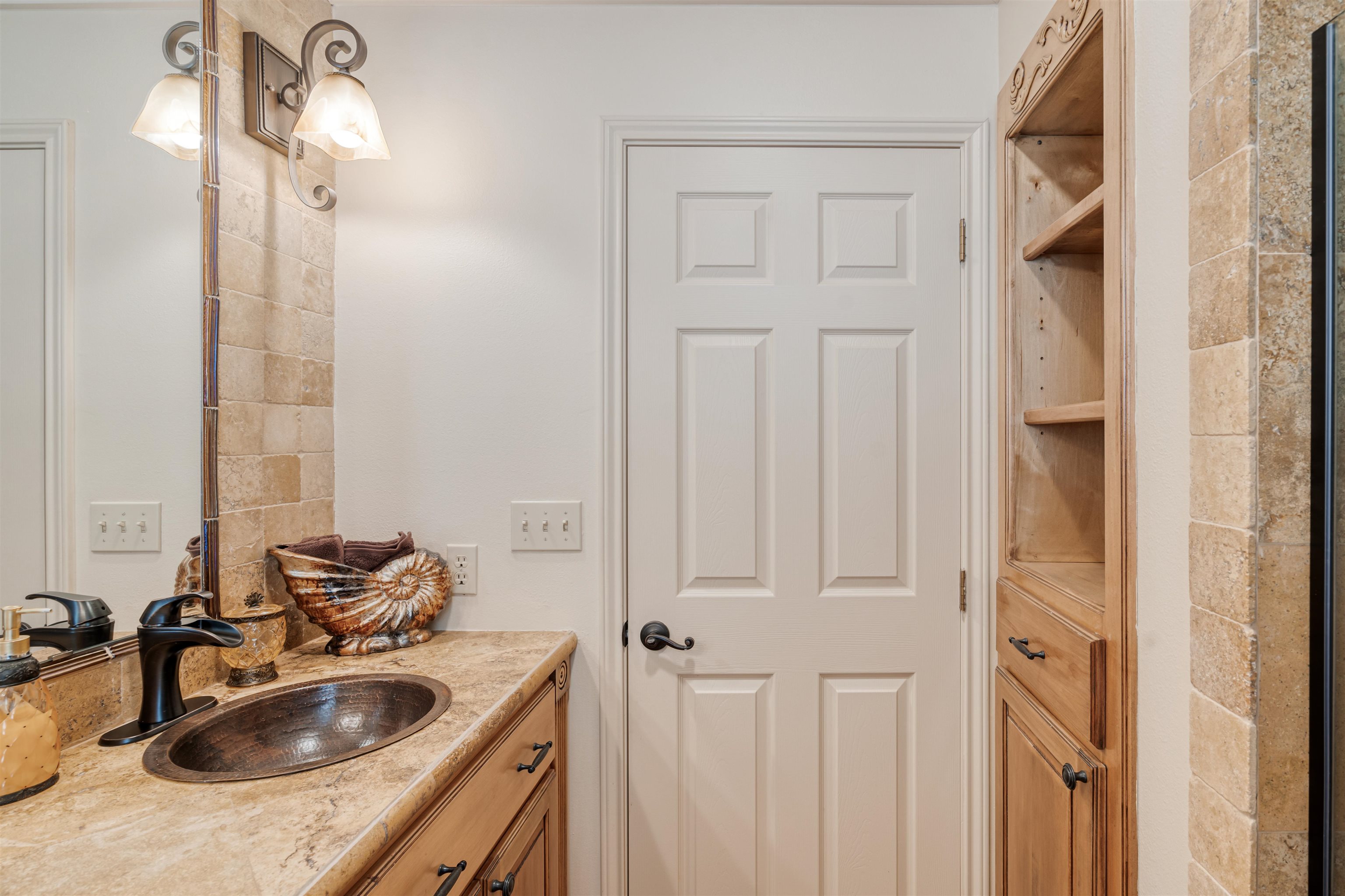 Image 32 of 49 For 505 Gilchrist