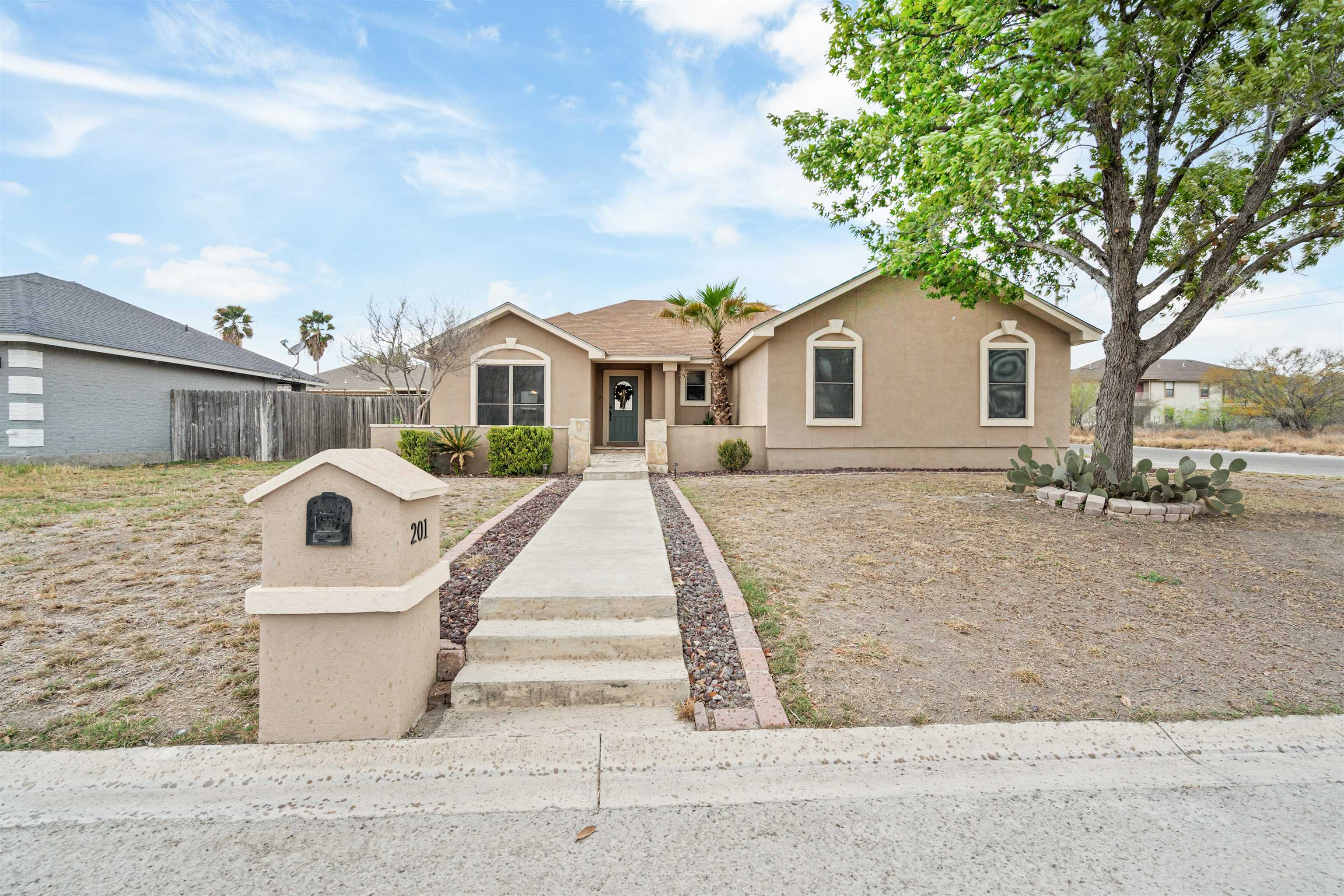 Image 3 of 47 For 201 Pete Dr  