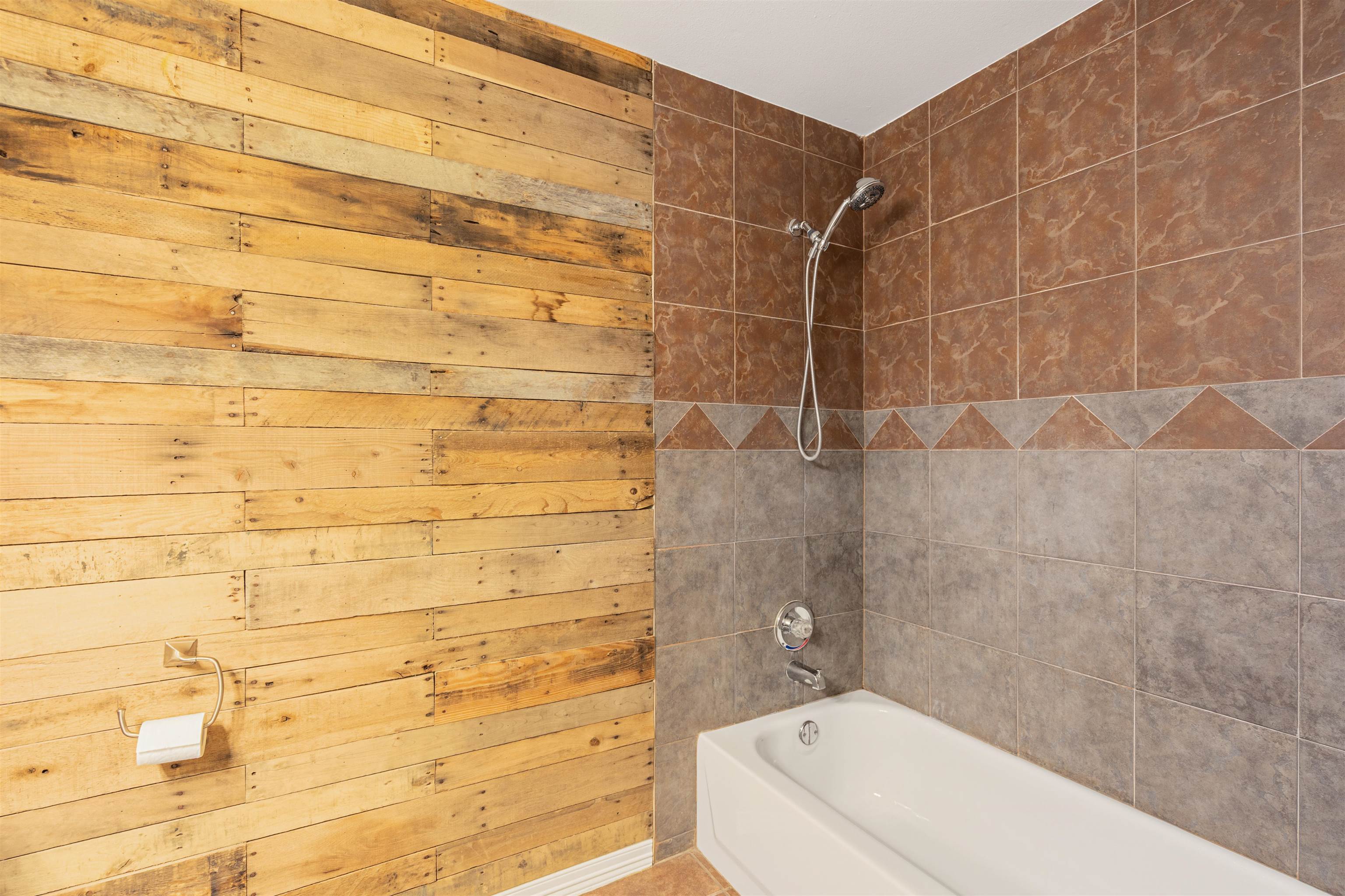 Image 32 of 47 For 201 Pete Dr  