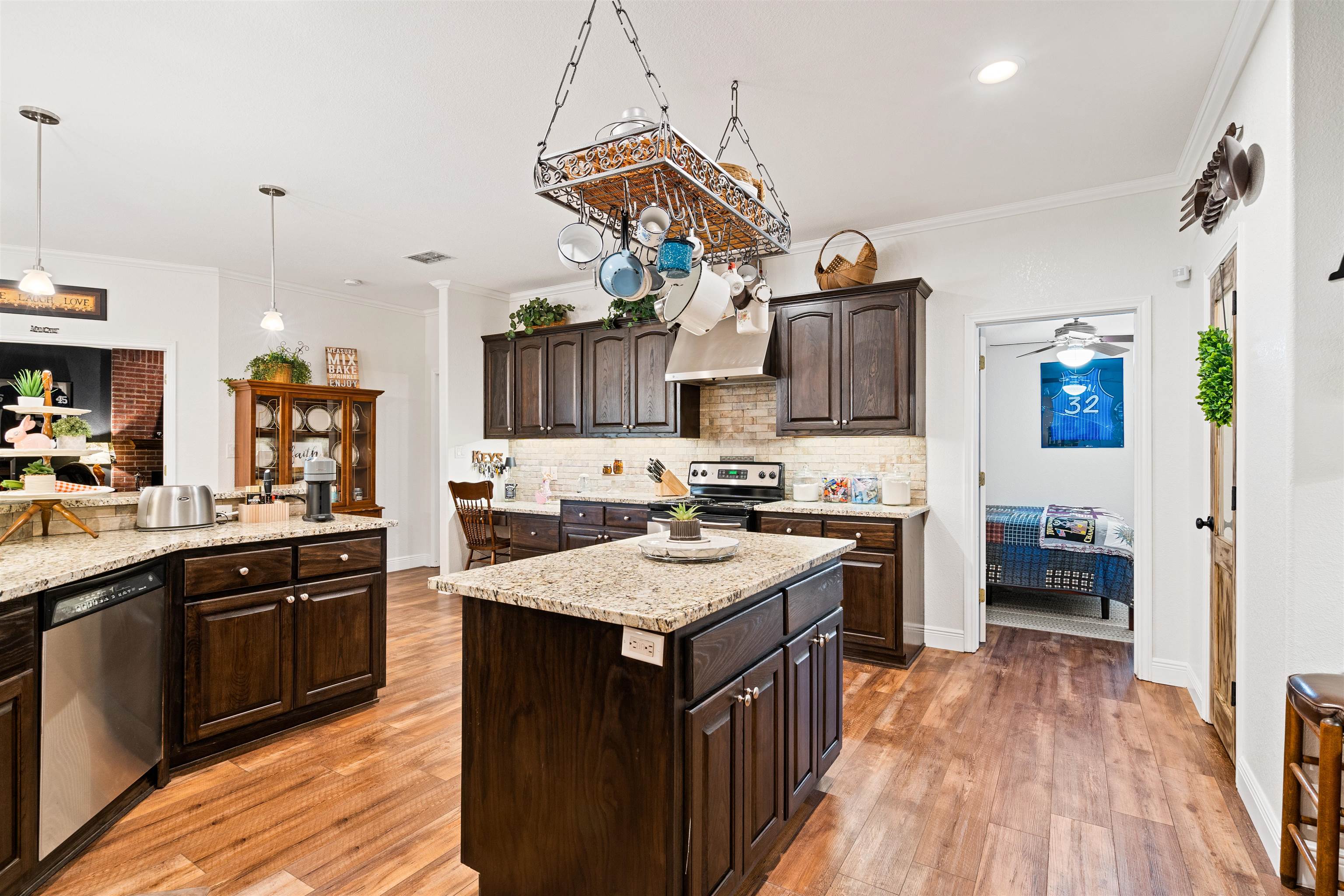 Image 21 of 48 For 104 Broadview S