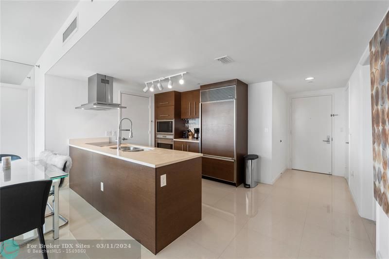 Image 10 of 52 For 495 Brickell Ave  811