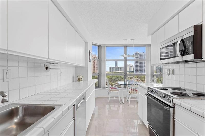 Image 12 of 29 For 3530 Mystic Pointe Dr  910