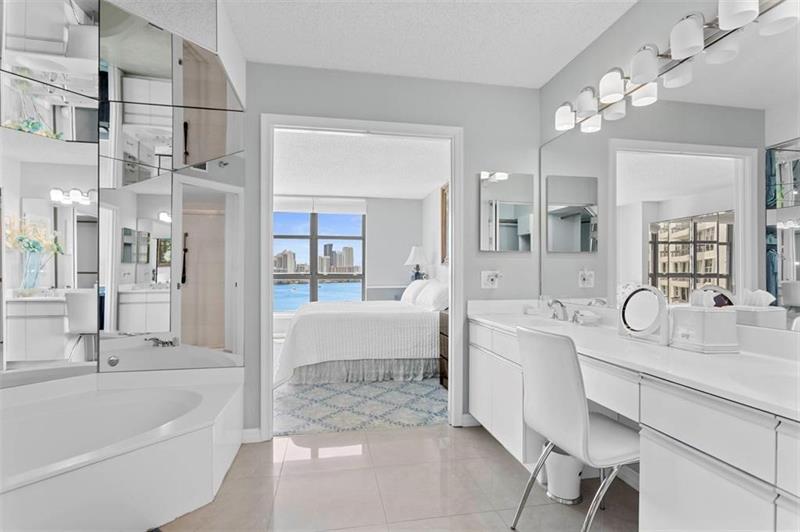 Image 16 of 29 For 3530 Mystic Pointe Dr  910