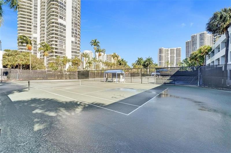 Image 23 of 29 For 3530 Mystic Pointe Dr  910