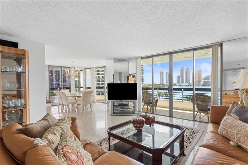 Image 5 of 29 For 3530 Mystic Pointe Dr  910