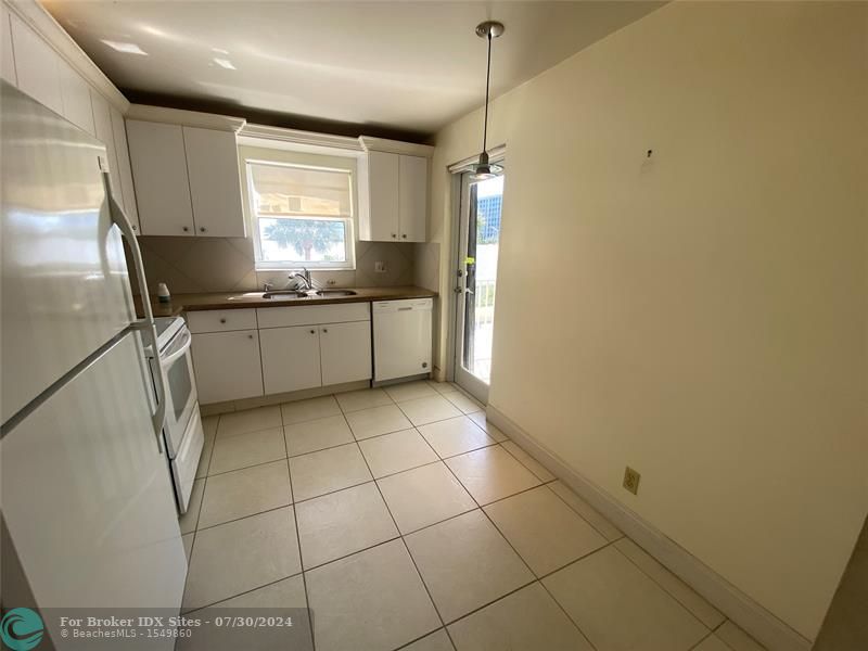 Image 11 of 25 For 1200 Hibiscus Avenue  305