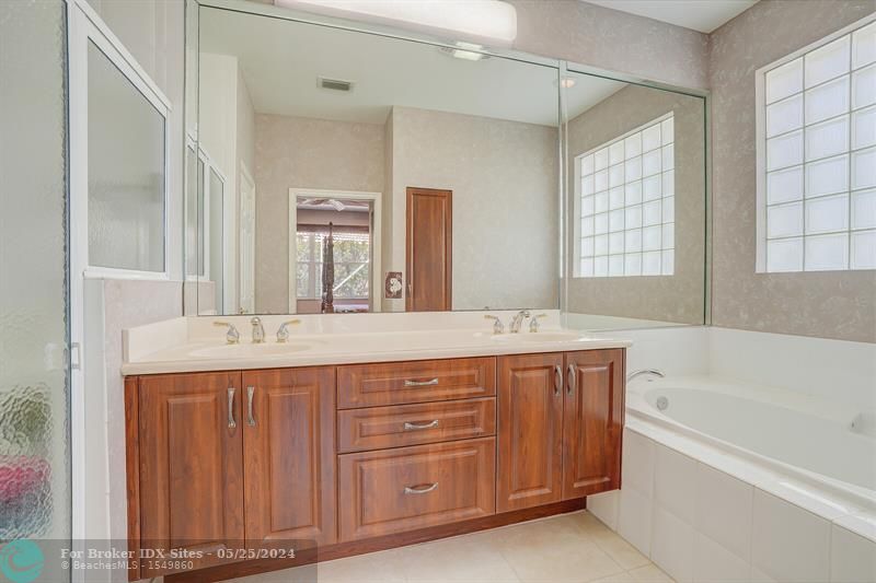 Image 18 of 41 For 15594 Canabria Ln