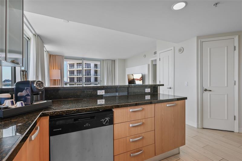 Image 5 of 52 For 505 Fort Lauderdale Bch Blvd  1702