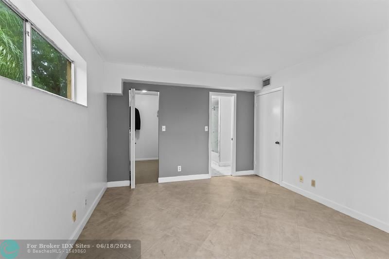 Image 16 of 19 For 3021 Oakland Forest Dr  208