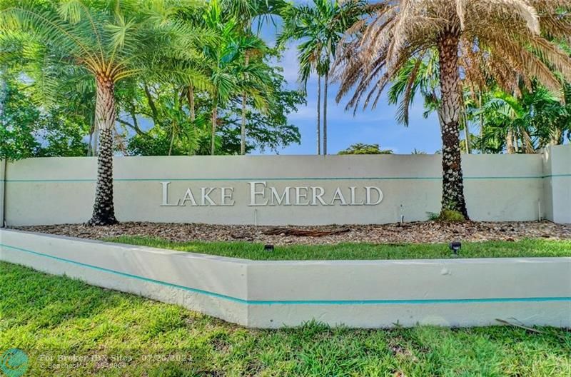 Image 26 of 31 For 115 Lake Emerald Dr  209