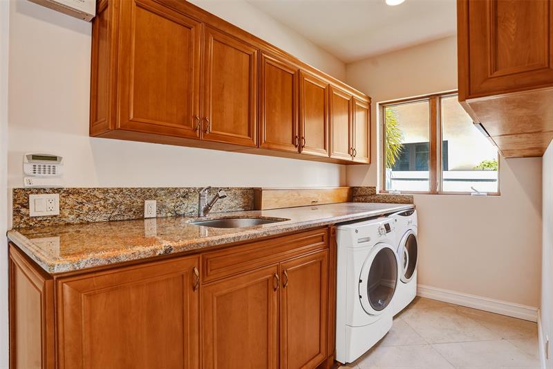 Image 14 of 89 For 3061 43rd St