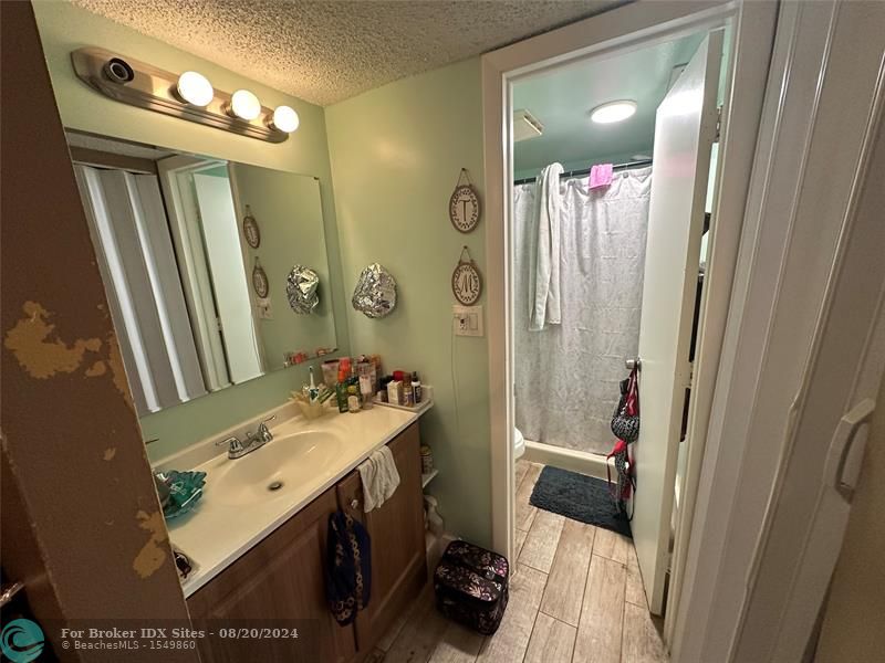 Image 6 of 11 For 6061 Shakerwood Cir  106