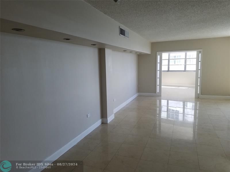 Image 3 of 11 For 999 Brickell Bay Dr  1504