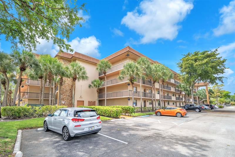 Image 30 of 31 For 4930 Sabal Palm Blvd  414