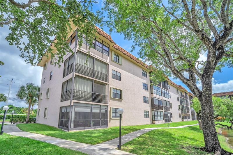 Image 31 of 31 For 4930 Sabal Palm Blvd  414