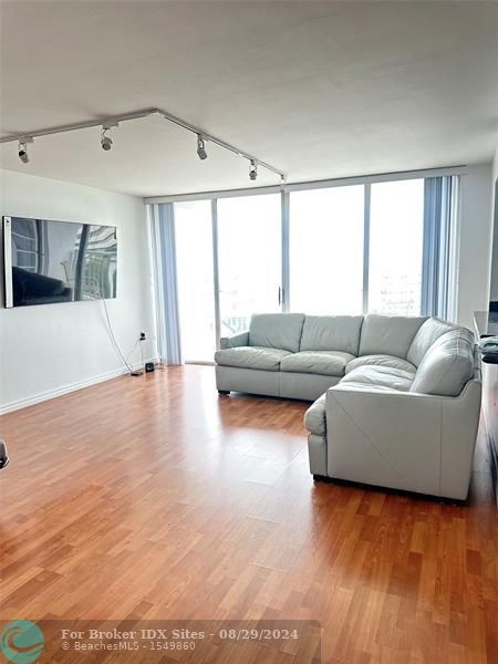 Image 2 of 13 For 18031 Biscayne Blvd  601