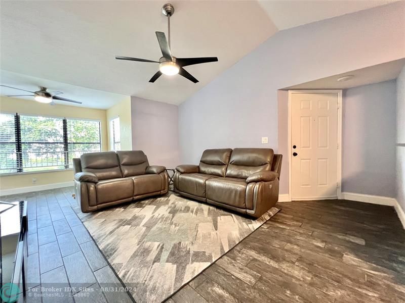 Image 15 of 30 For 2796 University Dr  2204