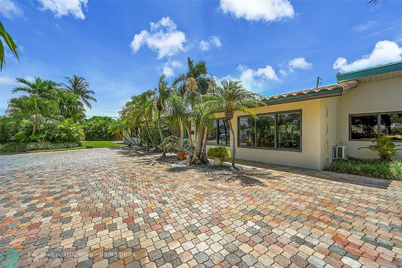 Image 3 of 40 For 2040 Coral Gardens Dr