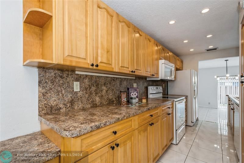 Image 12 of 47 For 8208 8th Pl  8208