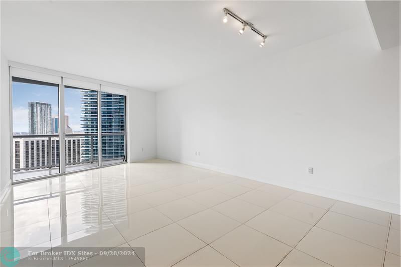 Image 23 of 42 For 465 Brickell Ave  2706