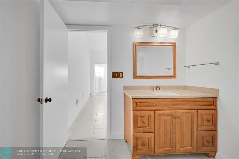 Image 21 of 38 For 6670 Villa Sonrisa Dr  211