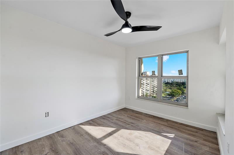 Image 12 of 28 For 4174 Inverrary Dr  1002