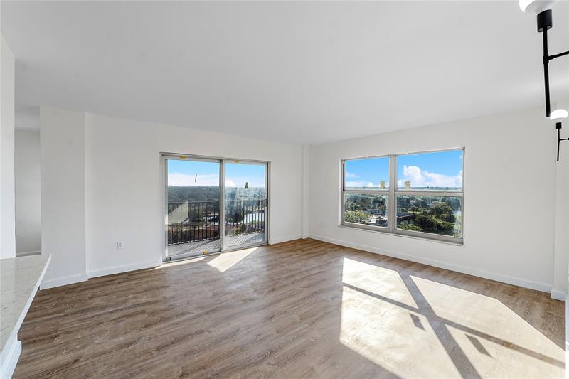 Image 15 of 28 For 4174 Inverrary Dr  1002