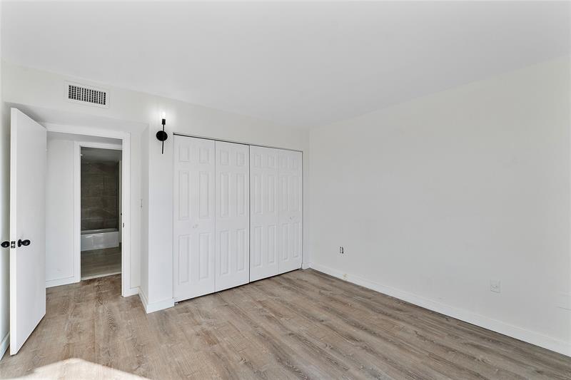 Image 16 of 28 For 4174 Inverrary Dr  1002