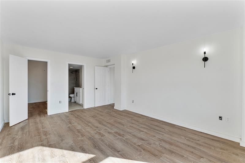 Image 24 of 28 For 4174 Inverrary Dr  1002