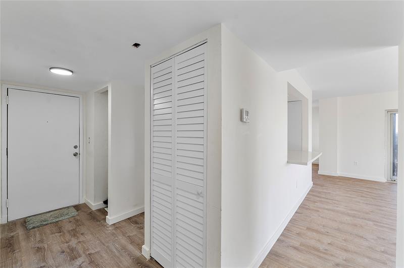 Image 5 of 28 For 4174 Inverrary Dr  1002