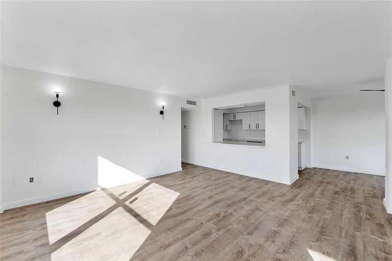 Image 8 of 28 For 4174 Inverrary Dr  1002