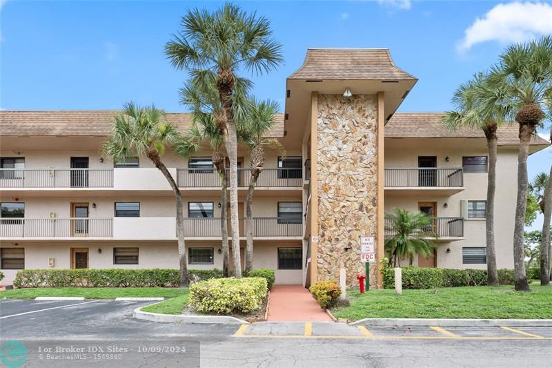 Image 2 of 9 For 6085 Sabal Palm Blvd  108