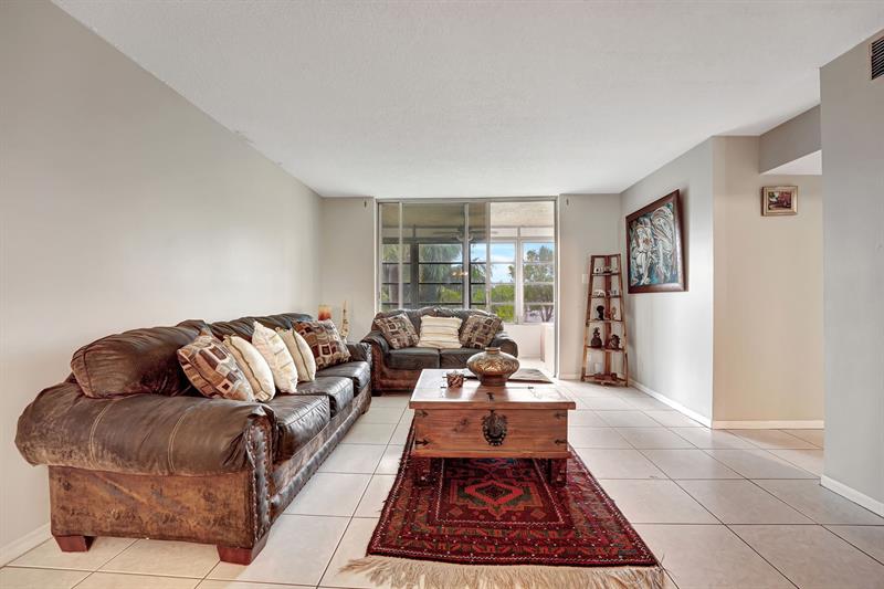 Image 12 of 39 For 2571 Aragon Blvd  322