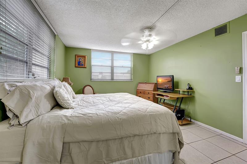 Image 16 of 39 For 2571 Aragon Blvd  322