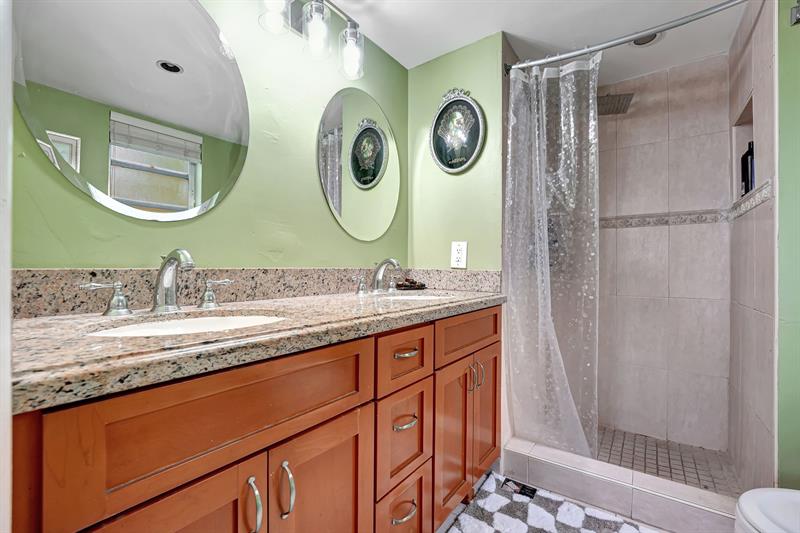 Image 17 of 39 For 2571 Aragon Blvd  322