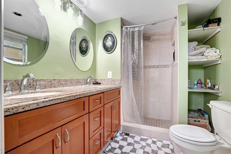 Image 18 of 39 For 2571 Aragon Blvd  322